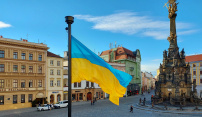 Výraz solidarity: U radnice vlaje vlajka Ukrajiny